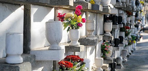 Assistenza Completa per Tumulazione e Inumazione